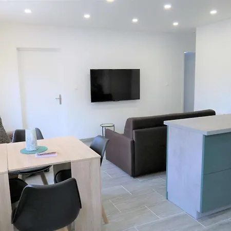 Apartment Renove Avec Wifi Bien Equipe Au Centre De - Ref 940 *